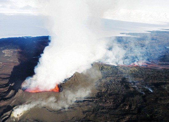 荷兰摄影师抓拍冰岛火山喷发原始之美