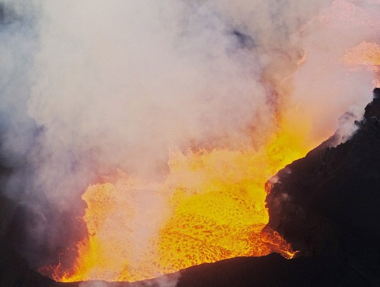 荷兰摄影师抓拍冰岛火山喷发原始之美